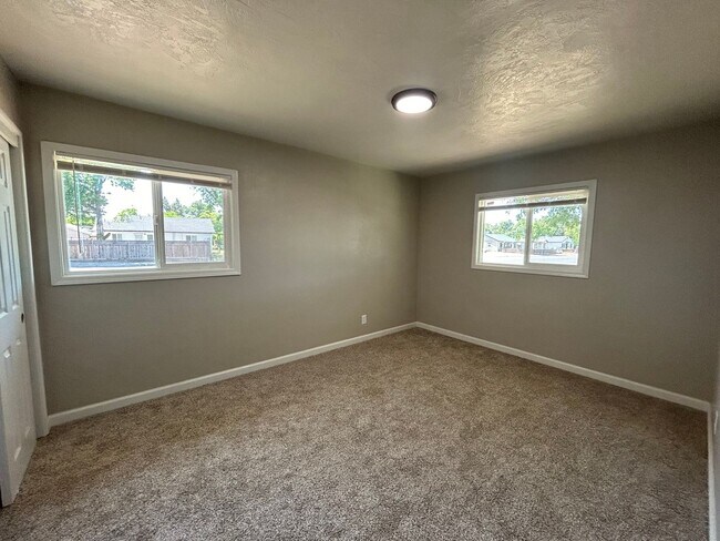 Building Photo - 1404 Grape Ave