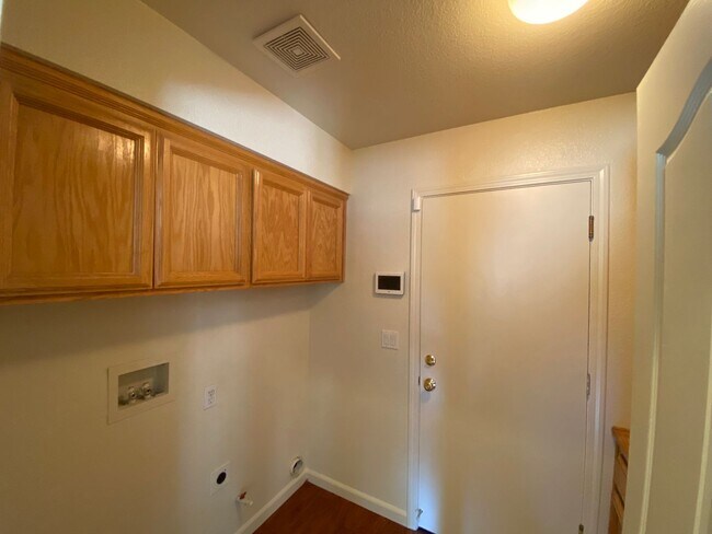 Building Photo - Spacious & Nice!