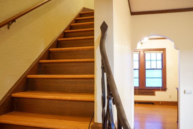 Building Photo - Stunning 2-Bed Townhouse in Goose Hollow B...