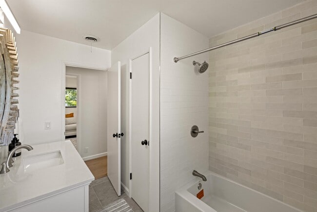 Building Photo - 1571 David Ave