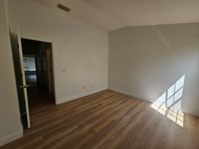 Building Photo - 2 Bedroom, 1.5 bath townhome in gated comm...