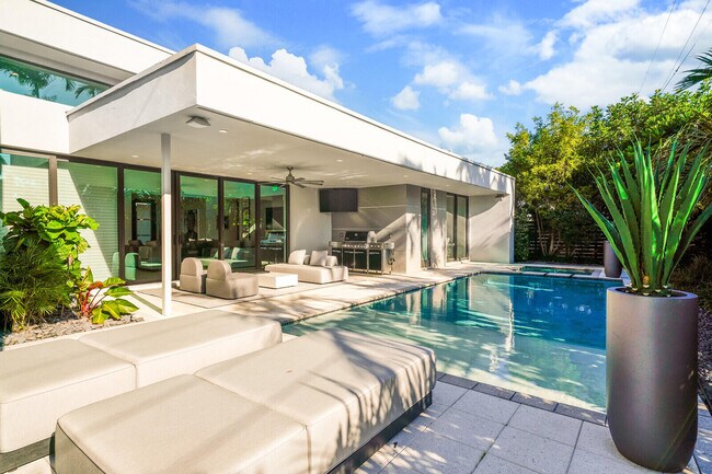 Building Photo - 4011 Bayview Dr