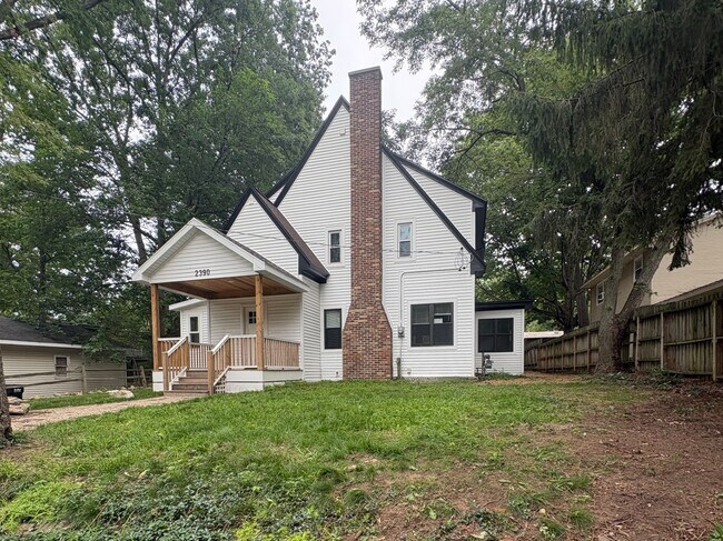 Building Photo - 2390 Crestview Dr SW