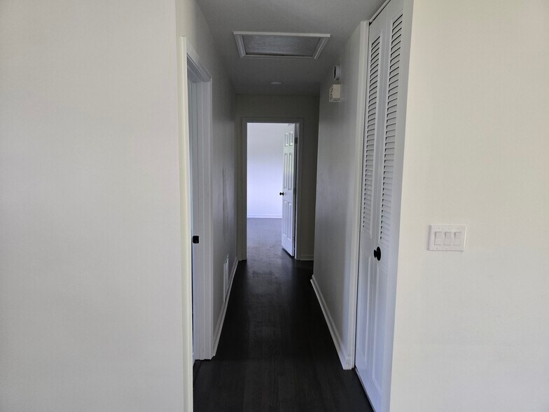 Building Photo - 2401 Winshire Dr