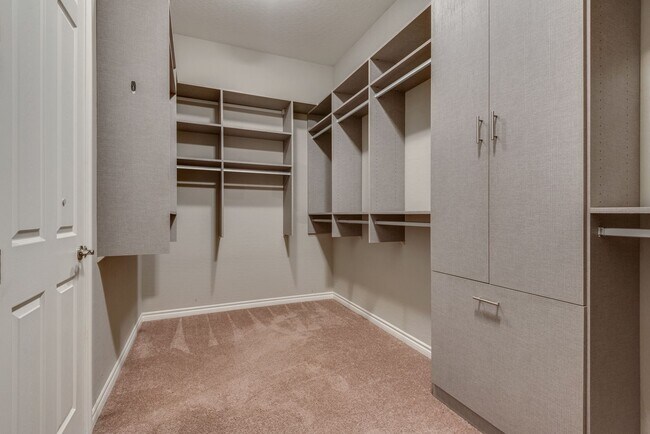 Building Photo - Stunning Summerlin Rental on Private Cul-d...