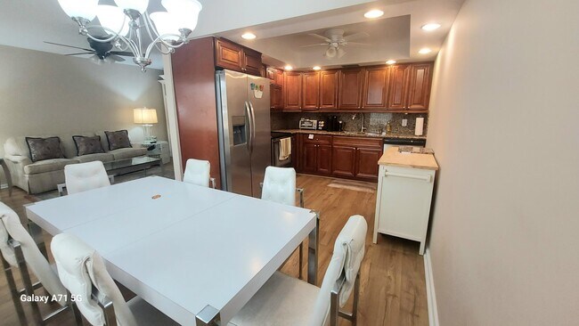 Building Photo - 2044 Yarmouth E