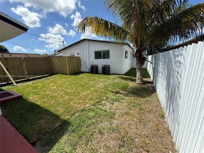 Building Photo - 3 bedroom in Miami FL 33142