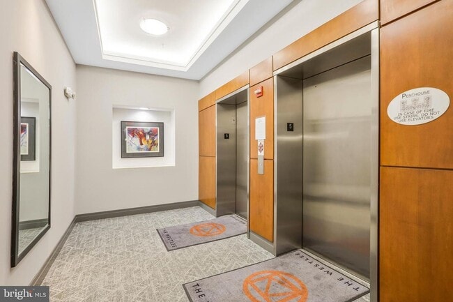 Building Photo - Welcome home to one of Arlington's most sought after neighborhoods.