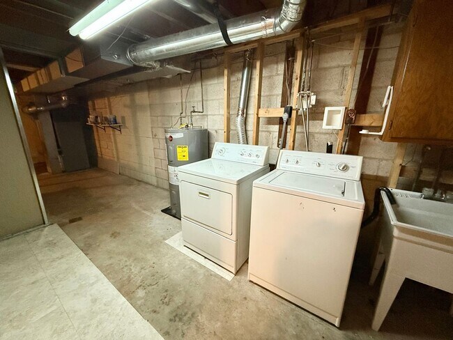 Building Photo - Three bedroom townhouse in beautiful Whitp...