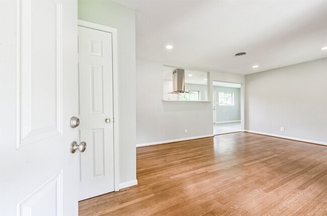 Building Photo - 9631 Bundy Ln