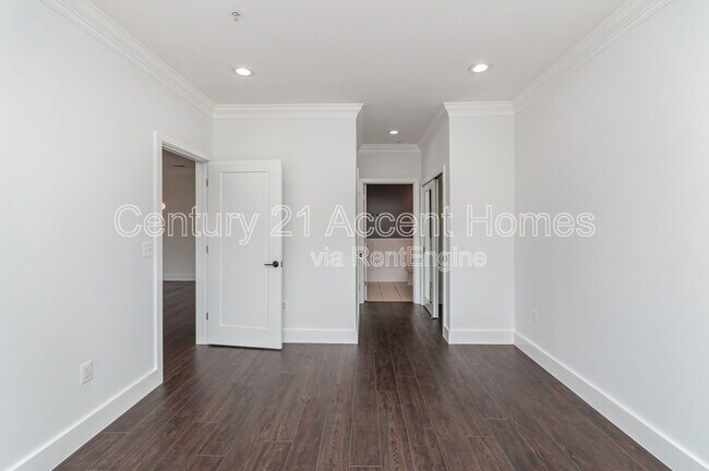 Building Photo - 4860 Eisenhower Ave