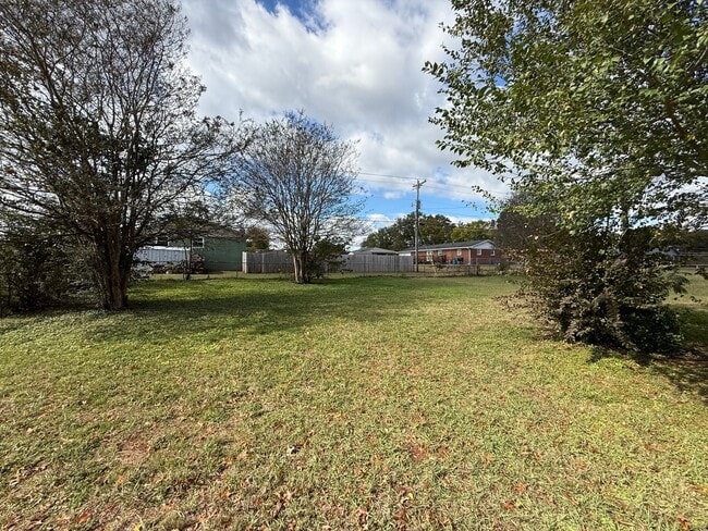 Building Photo - Charming 3-Bed / 2-Bath Home in Muscle Shoals