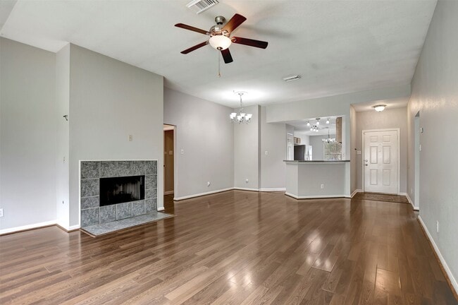 Building Photo - 1930 Greenbriar Colony Dr