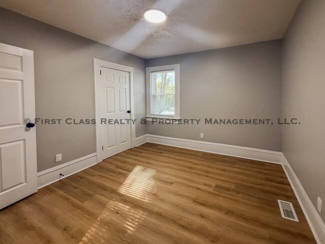 Building Photo - 1108 Henderson Ave