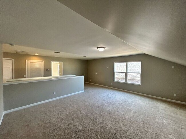 Building Photo - Spacious 5-Bedroom Home with Modern Amenit...