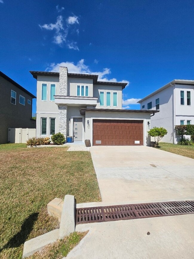 Building Photo - Spacious 4/2.5 Home