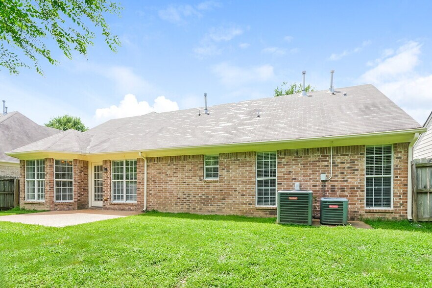 Building Photo - 10316 Cottage Oaks Dr