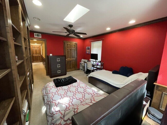 Building Photo - 452 N Post Oak Ln