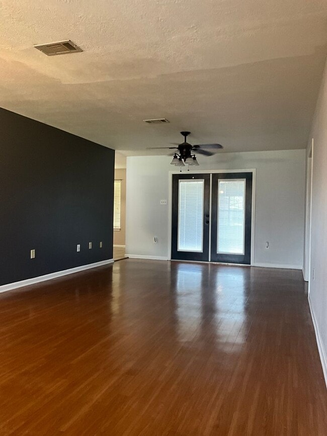 Building Photo - 2123 Hickory Dr