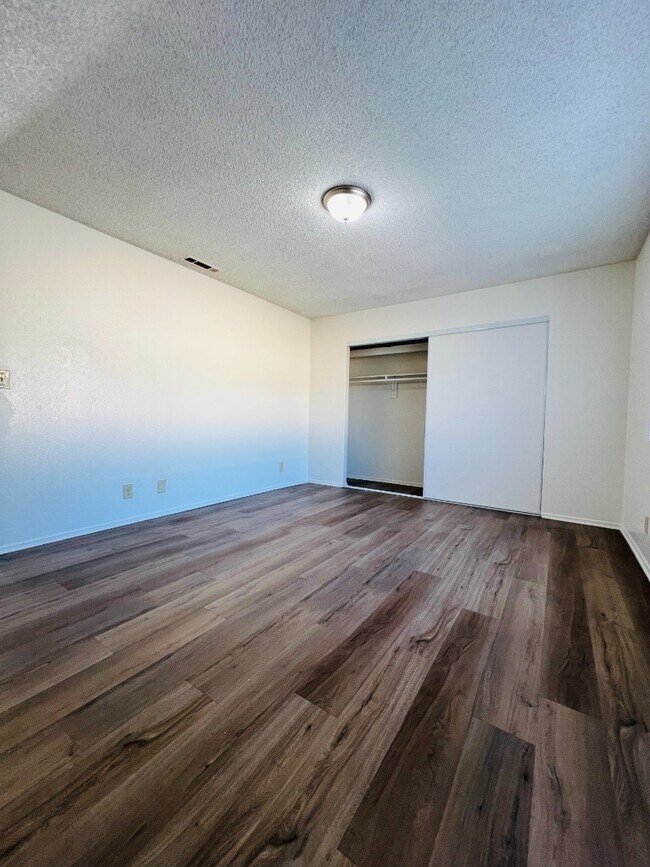 Building Photo - Light-Filled 4-Bed in San Pedro | Garage Parking, Utilities Included, Prime Location