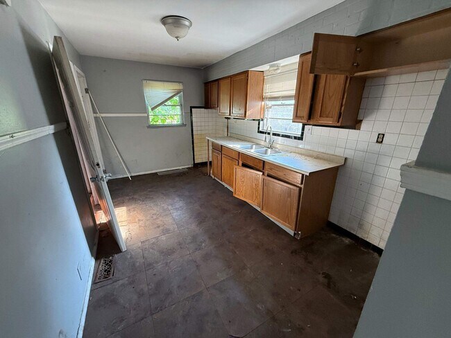 Building Photo - 912 Slosson St