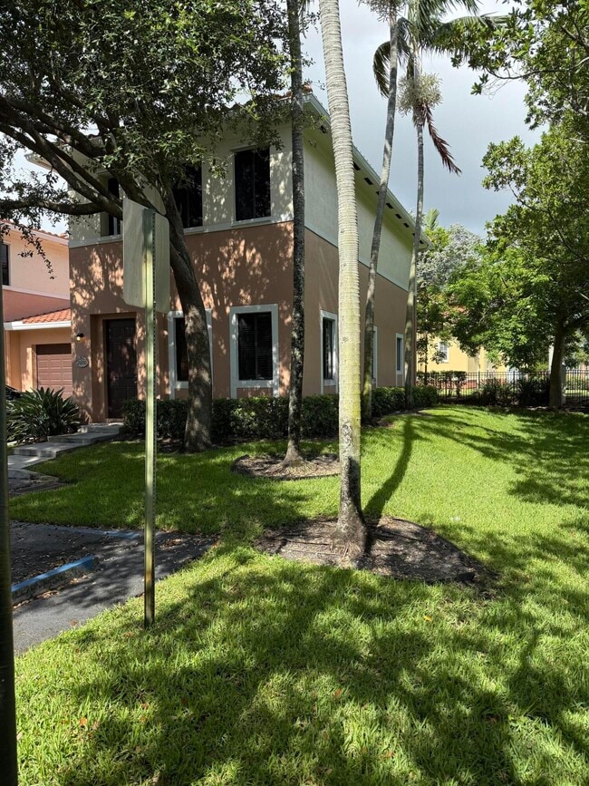 Building Photo - 2600 Venetian Dr