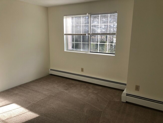 Building Photo - 385 Huse Rd