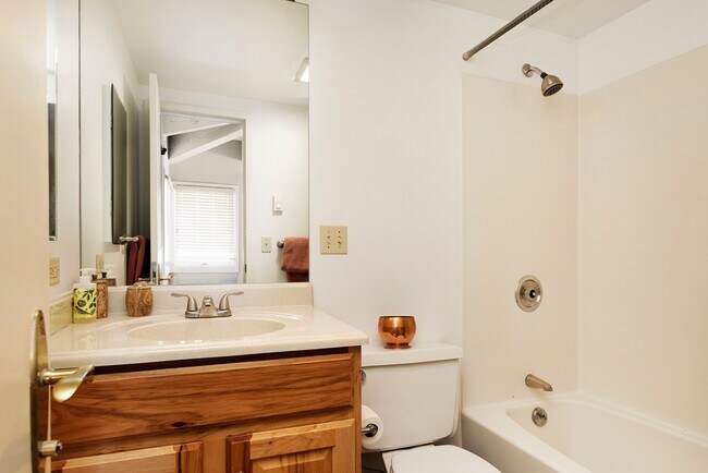 Building Photo - 18 Edgewood Ln