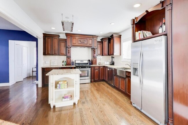 Building Photo - 229 N Myrtle Ave