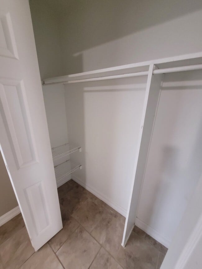 Building Photo - 3 bed 2 bath with large backyard!