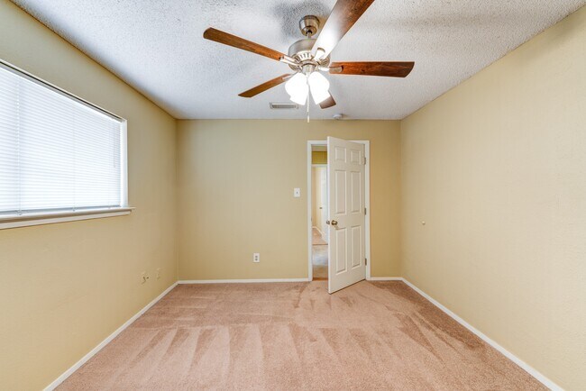 Building Photo - 24206 Landing Way Dr