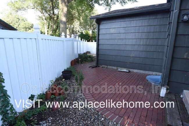 Building Photo - 8870 Westbrooke Dr