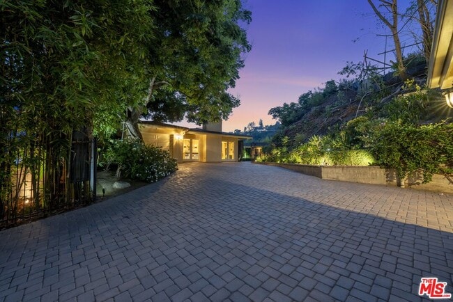 Building Photo - 1457 Claridge Dr