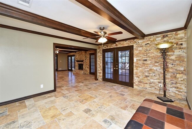 Building Photo - 2802 S Doral Dr
