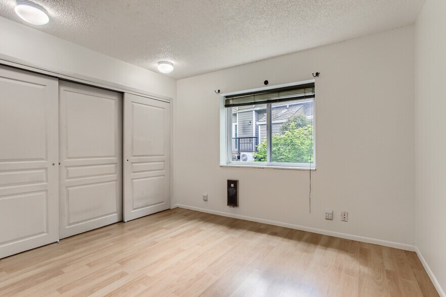 Building Photo - 4690 SW Comus Plz
