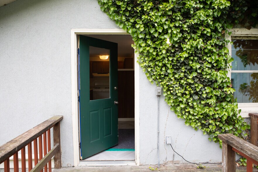 Building Photo - 202 Floral Ave