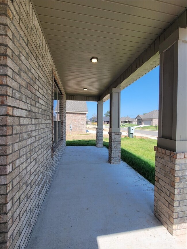 Building Photo - 1041 E Skyline Lp