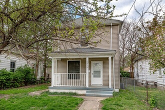 Building Photo - 1915 Woodlawn Ave