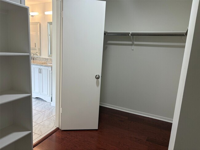 Building Photo - 18385 Ten Oaks Ct