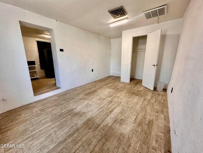 Building Photo - 504 Cincinnati Ave