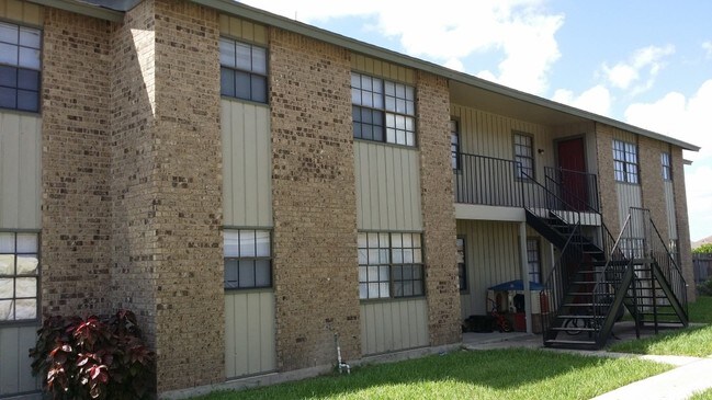 Building Photo - Oakwood Apartments