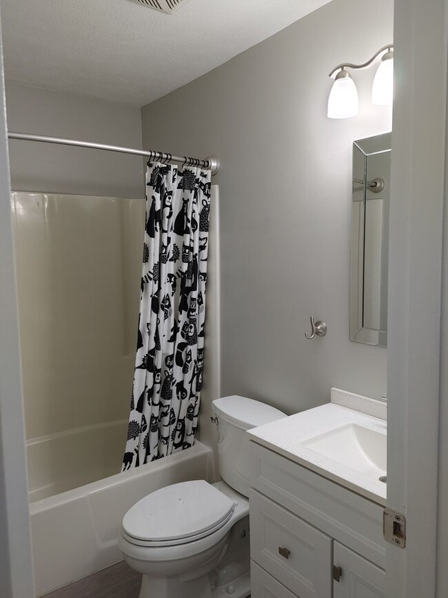 Building Photo - COZY TOWNHOME IN WILLOW TERRACE