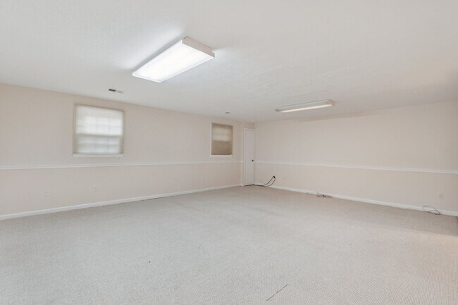 Building Photo - Spacious, Renovated Townhome Near Vienna M...