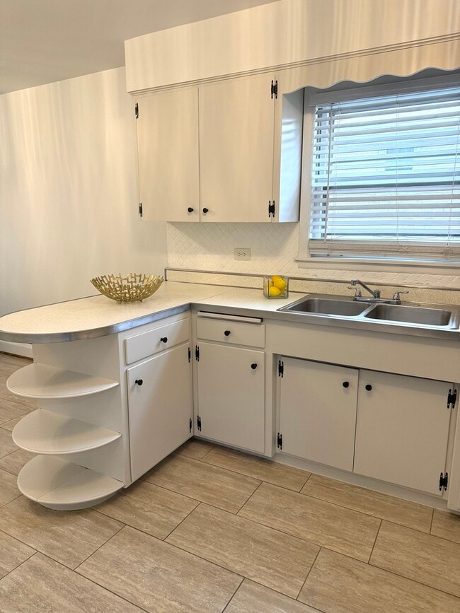 Building Photo - 2308 Oakton St