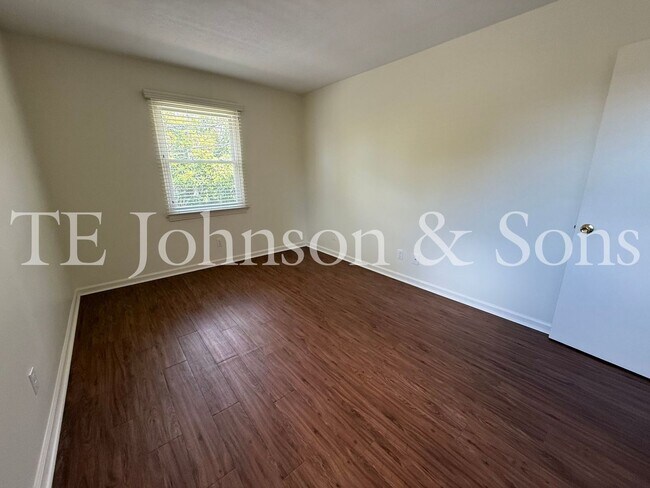Building Photo - Newly Renovated 2 Bedroom Apartment in Wes...