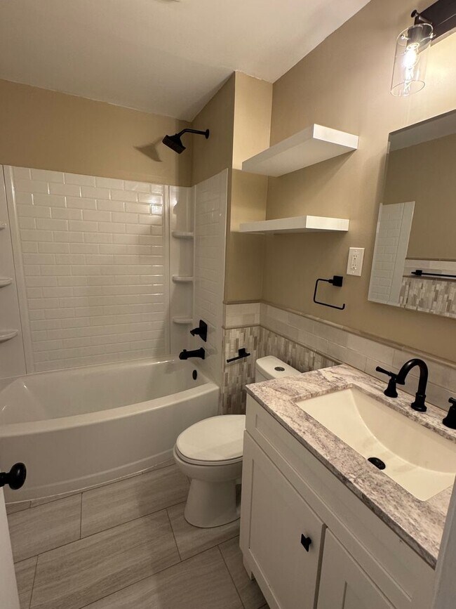 Building Photo - Beautifully Renovated 3 Bedrom