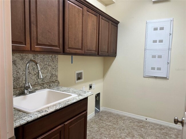 Building Photo - 5753 Hydrangea Cir