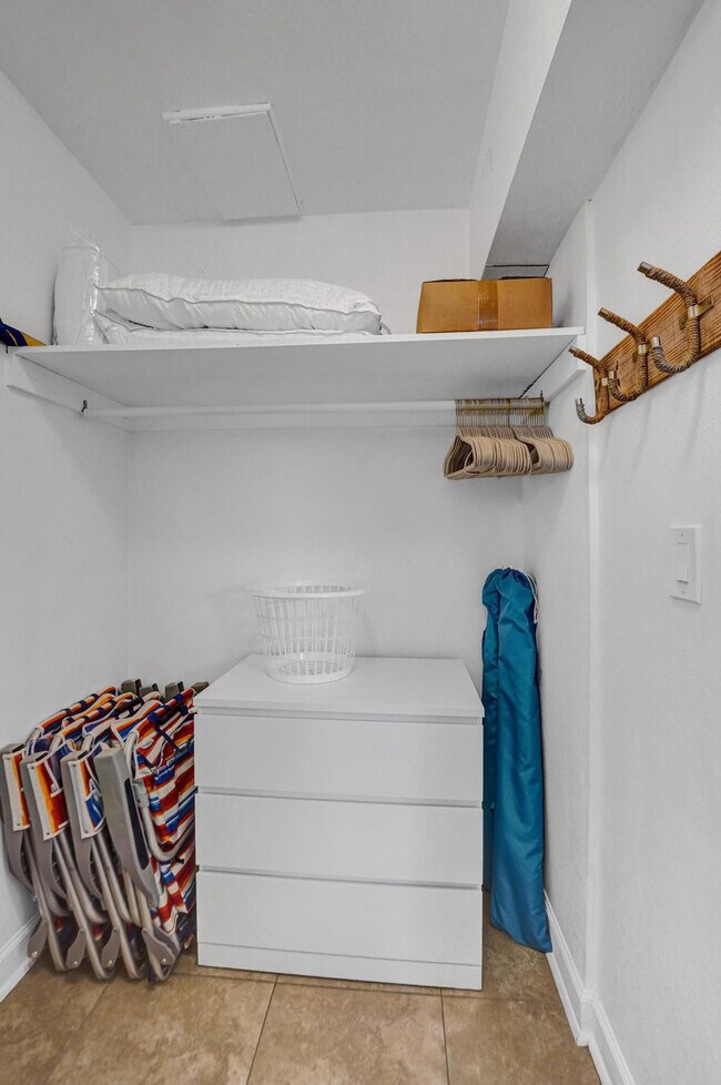 Building Photo - 335 Desoto St