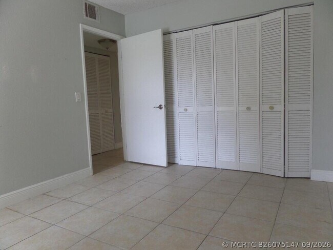 Building Photo - 1445 Lake Crystal Dr