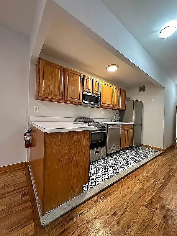 Building Photo - 3 bedroom in NYC NY 10036